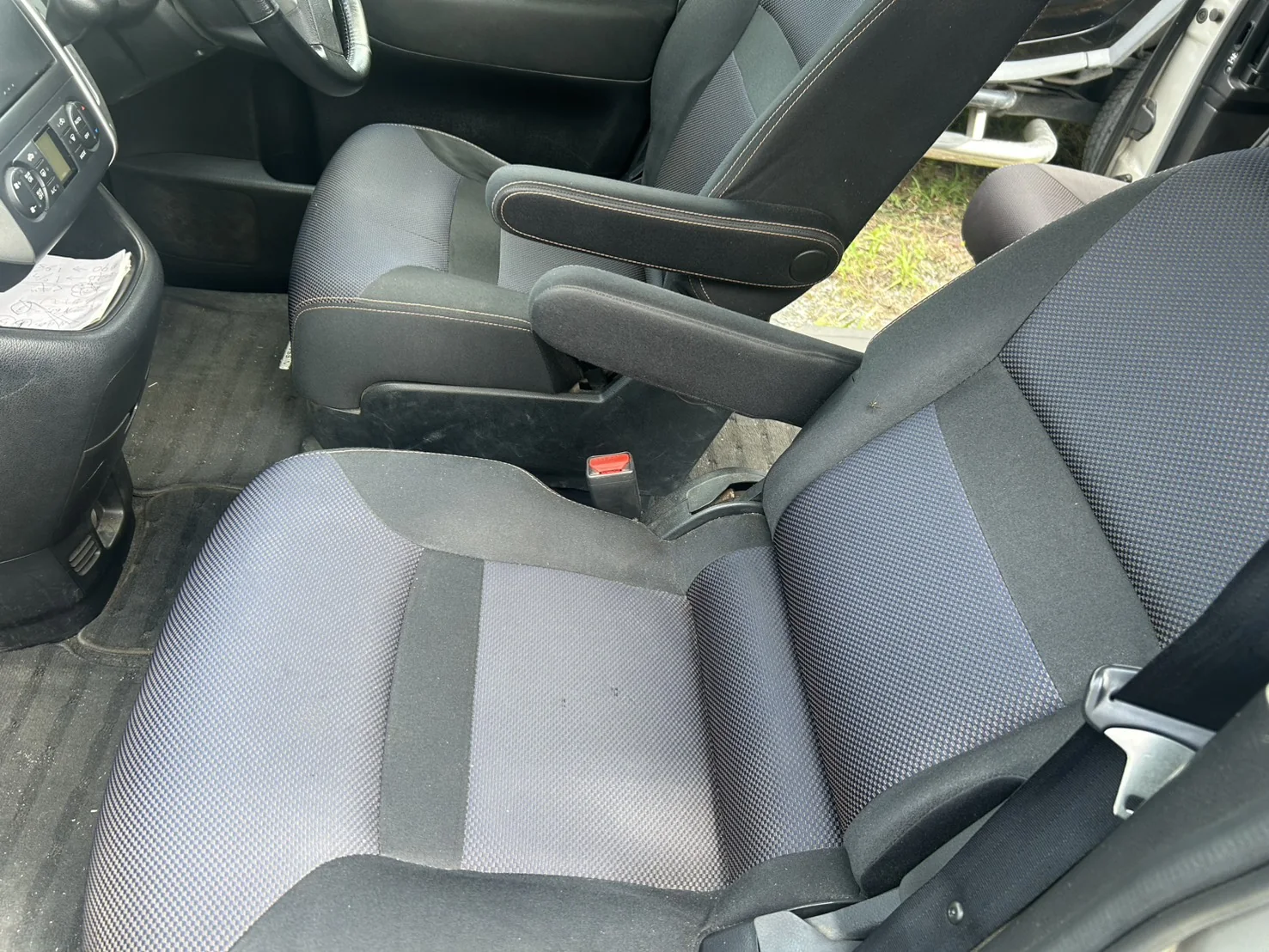 【施工後】栃木県小山市 日産セレナ 運転席・助手席 排泄物清掃後