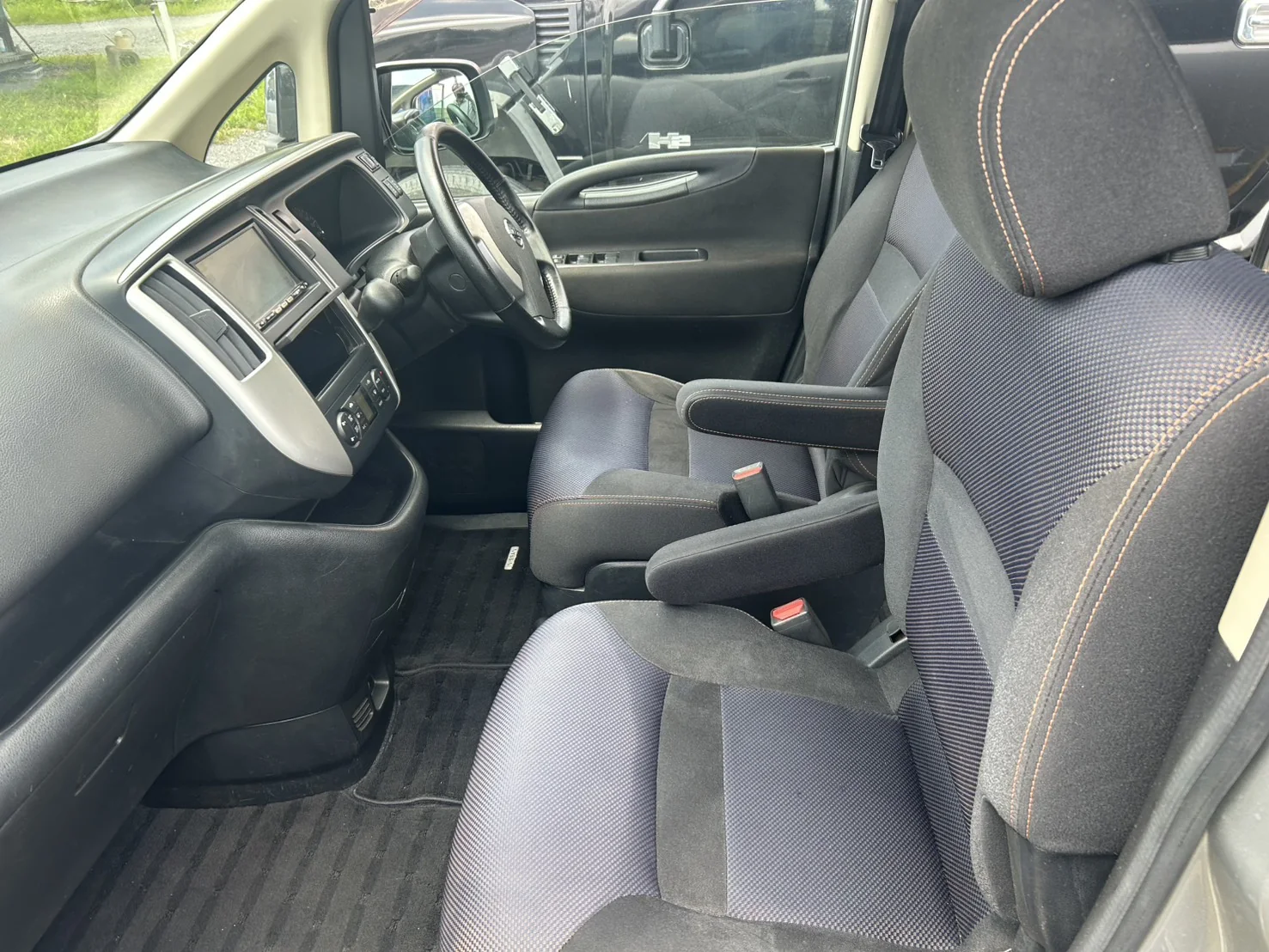 【施工後】栃木県小山市 日産セレナ フロントシート周辺 清掃後