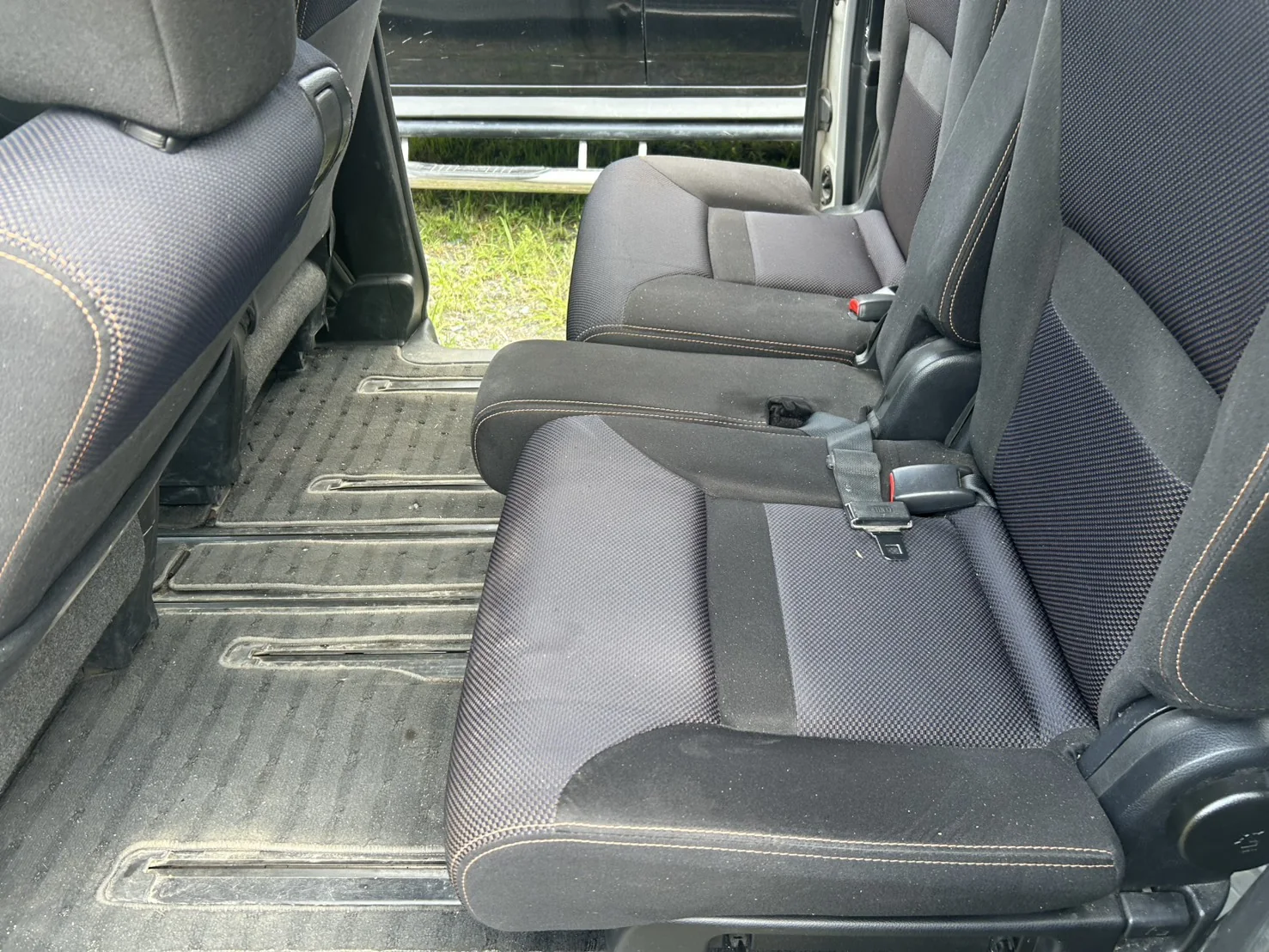 【施工後】栃木県小山市 日産セレナ 後部座席 清掃後