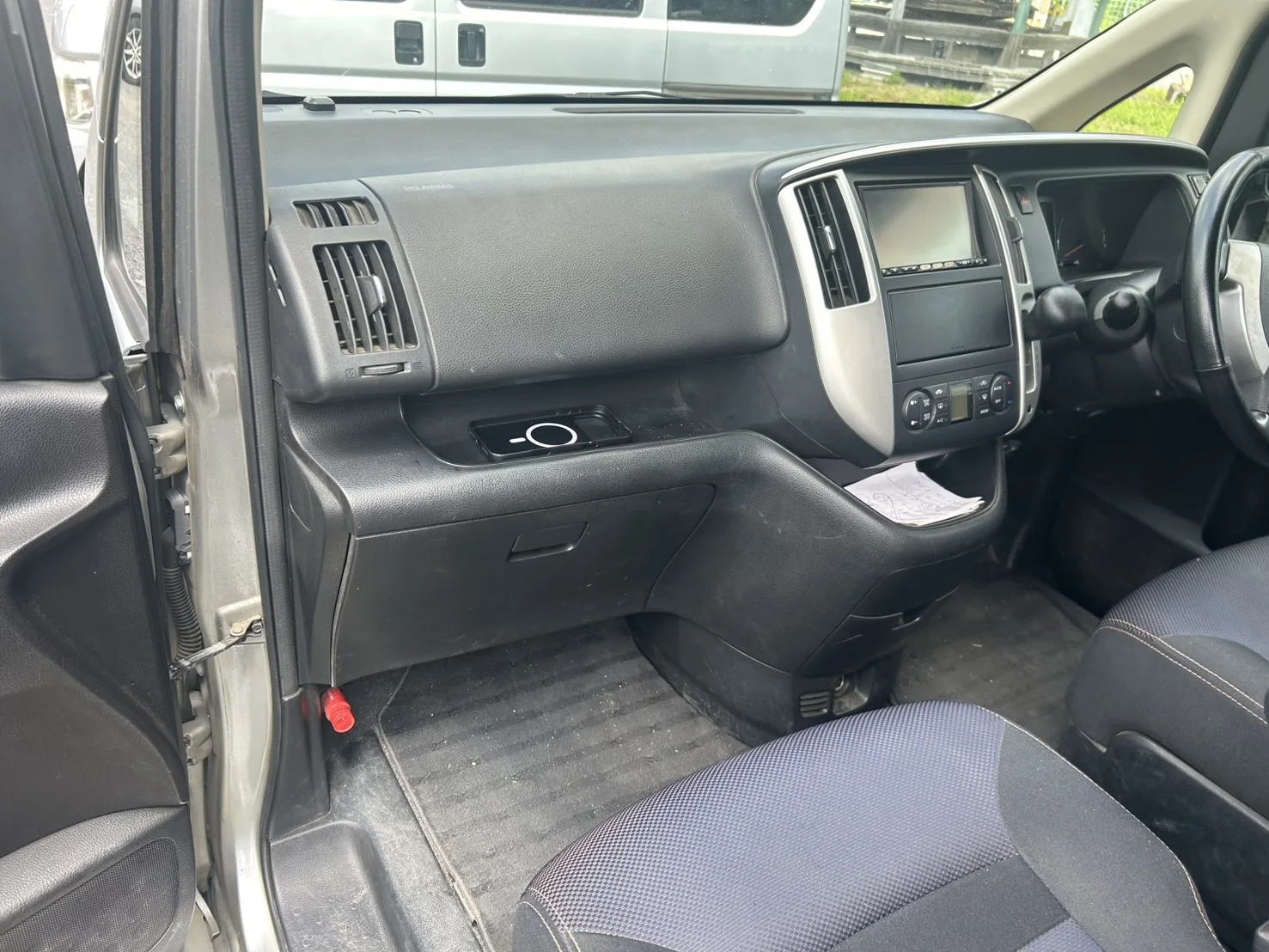 【施工後】栃木県小山市 日産セレナ ダッシュボード周辺 清掃後