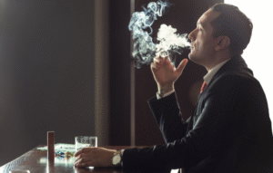 タバコを吸う男性のイメージ写真