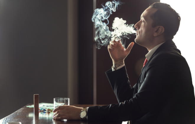 タバコを吸う男性のイメージ写真