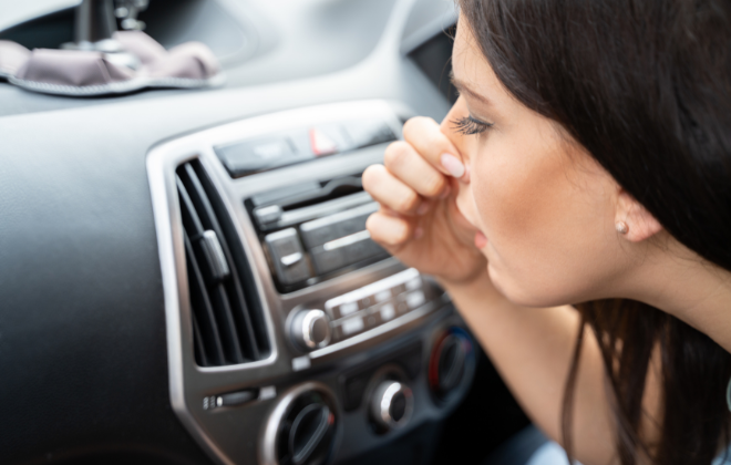 車のエアコンが臭いと思っている女性のイメージ写真