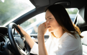 エアコンの臭いを気にする女性イメージ写真