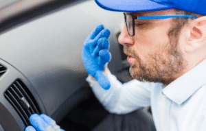 車内検査する男性イメージ写真