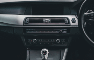 車のエアコン部分のイメージ写真