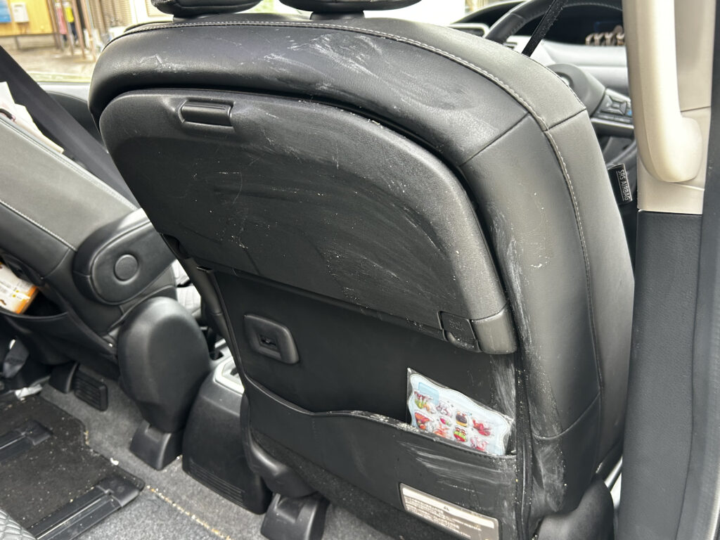 清掃前の嘔吐車内のイメージ