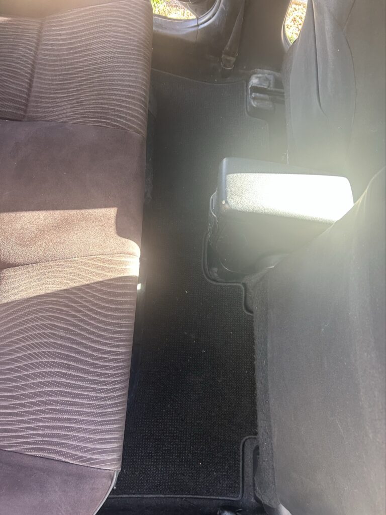 トヨタアクアの嘔吐清掃後の写真イメージ2