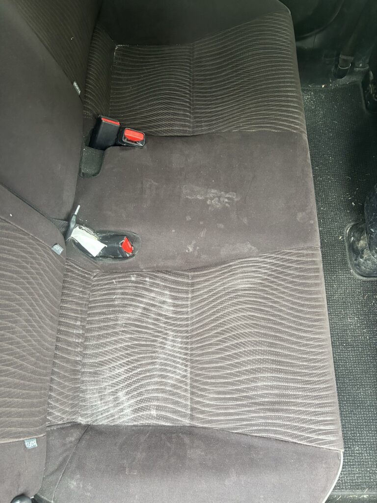 トヨタアクアの嘔吐清掃前の写真イメージ2