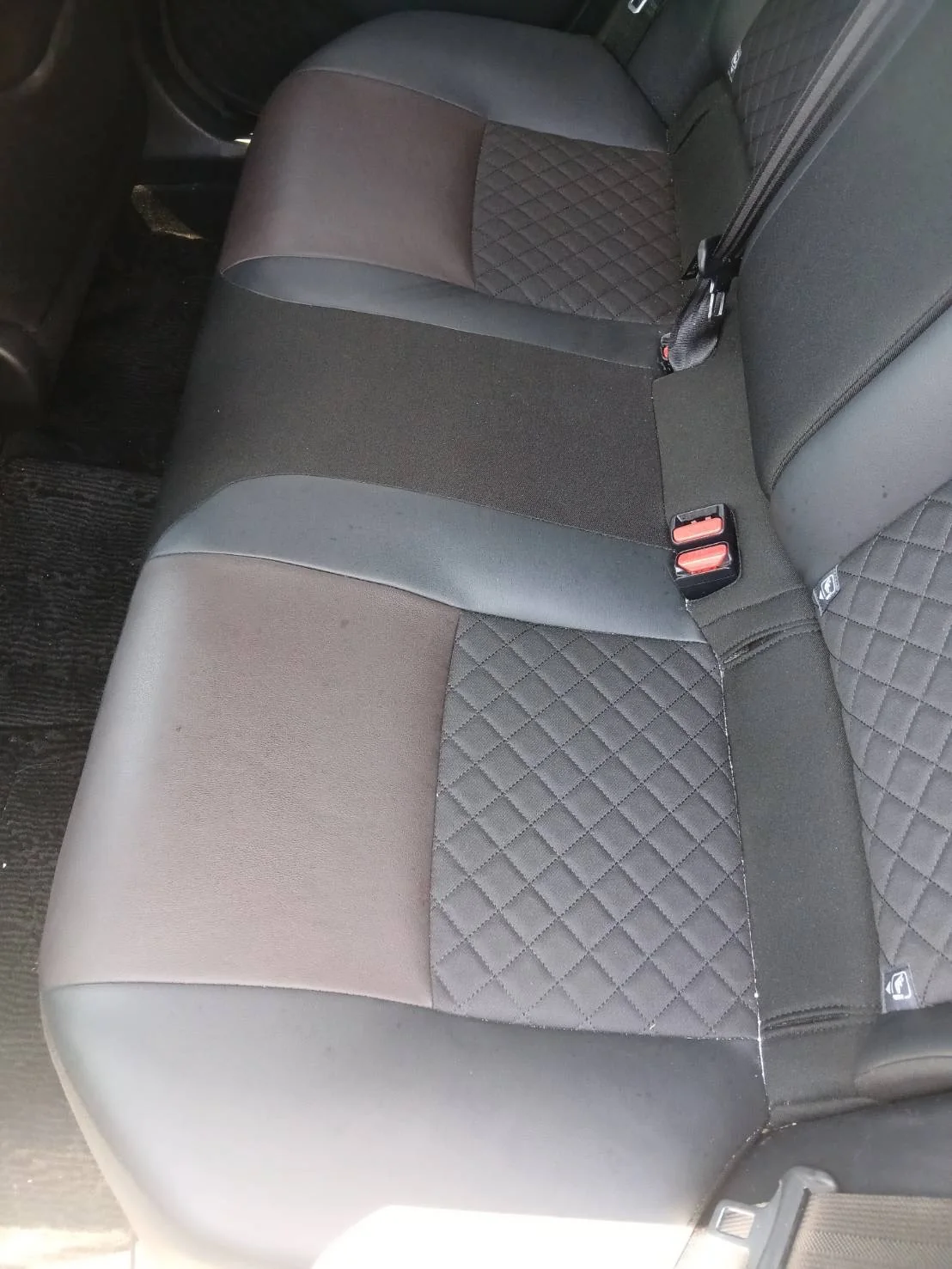清掃後のトヨタ C-HR後部座席シート