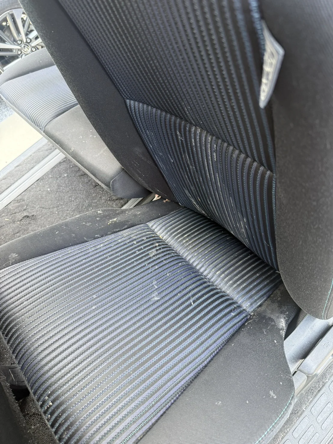 清掃後のトヨタ ヴォクシーシート横まわり