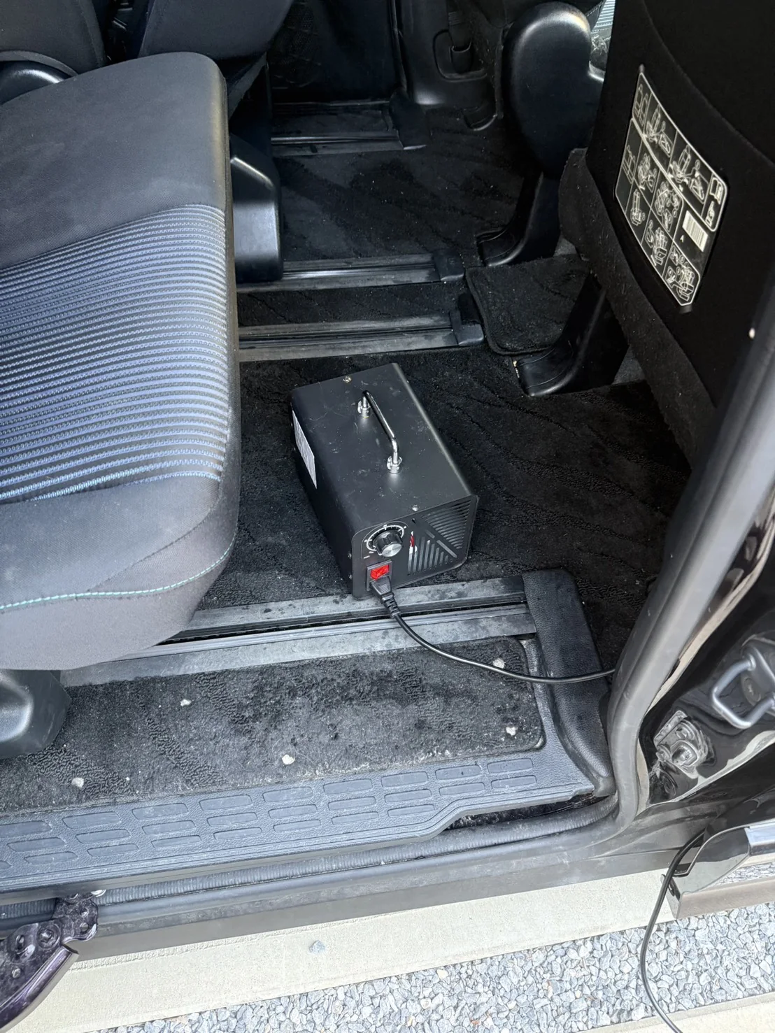 トヨタ ヴォクシー車内でのオゾン消臭作業