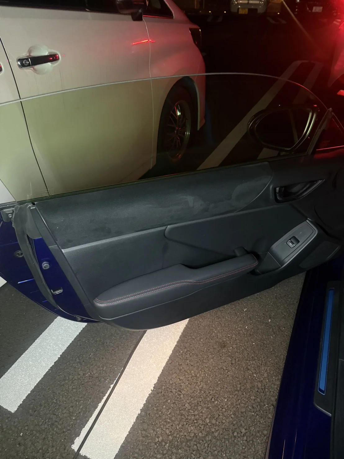 清掃後のスバルBRZドア内張り