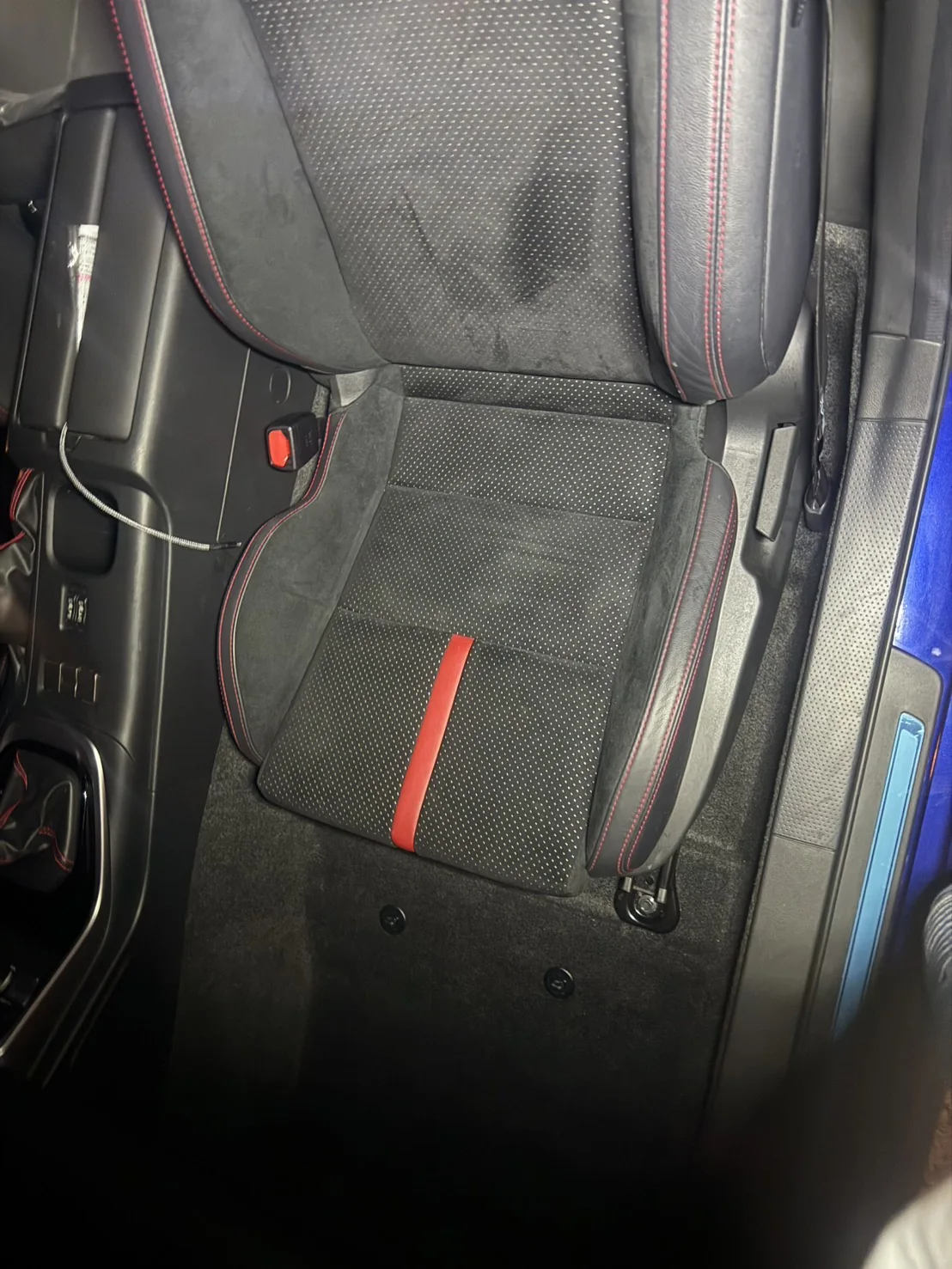 清掃後のスバルBRZシートまわり