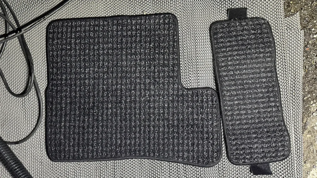 洗浄後のマーチ車内マット