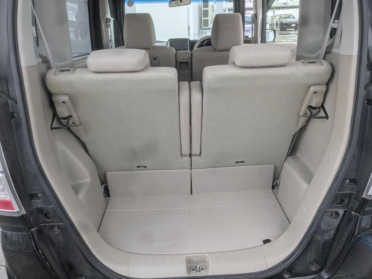 清掃後のホンダN-BOX荷室まわり