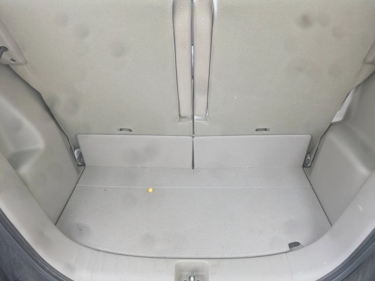 清掃前のホンダN-BOX荷室床まわり
