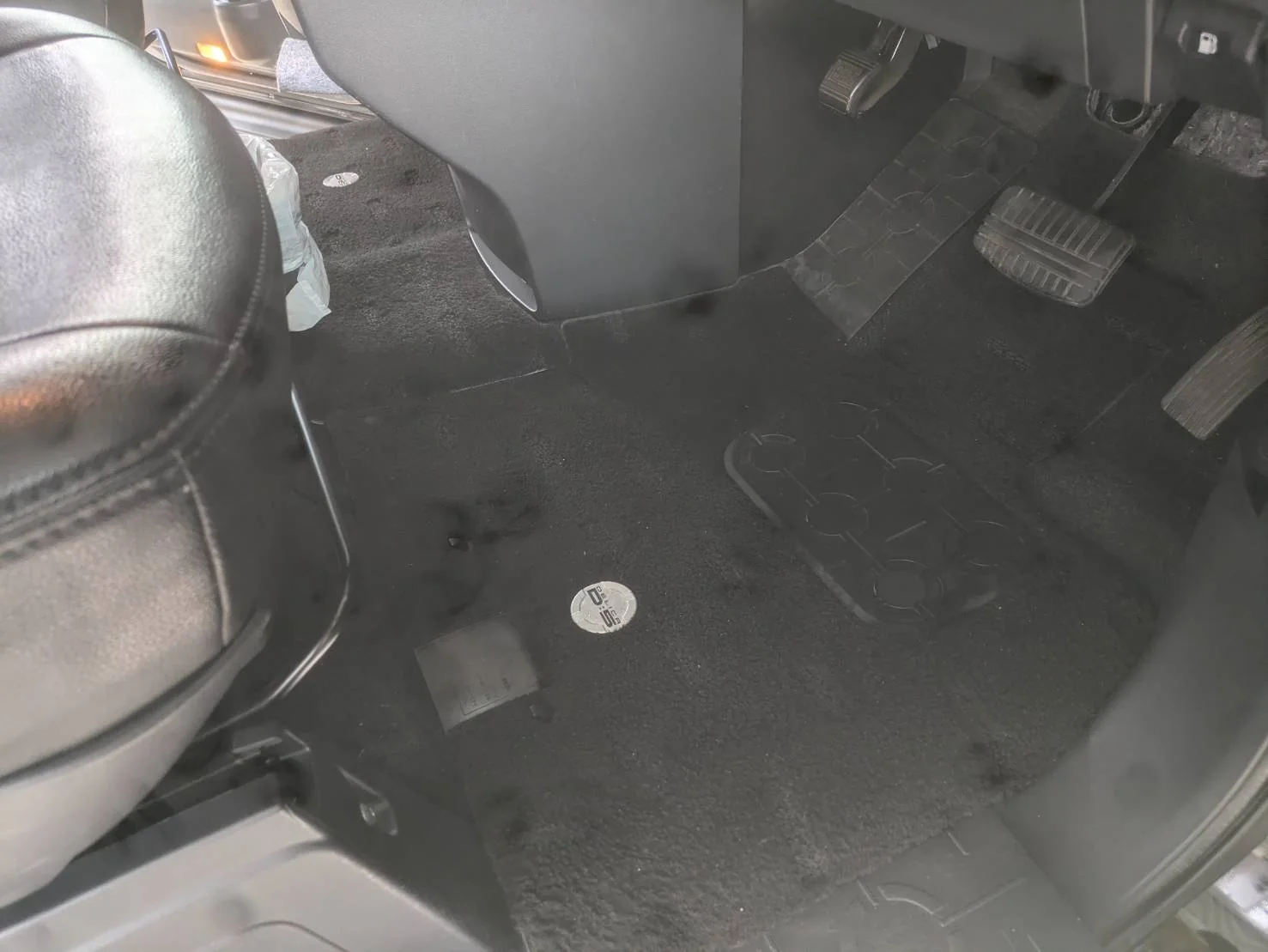 清掃後の三菱デリカ運転席足元