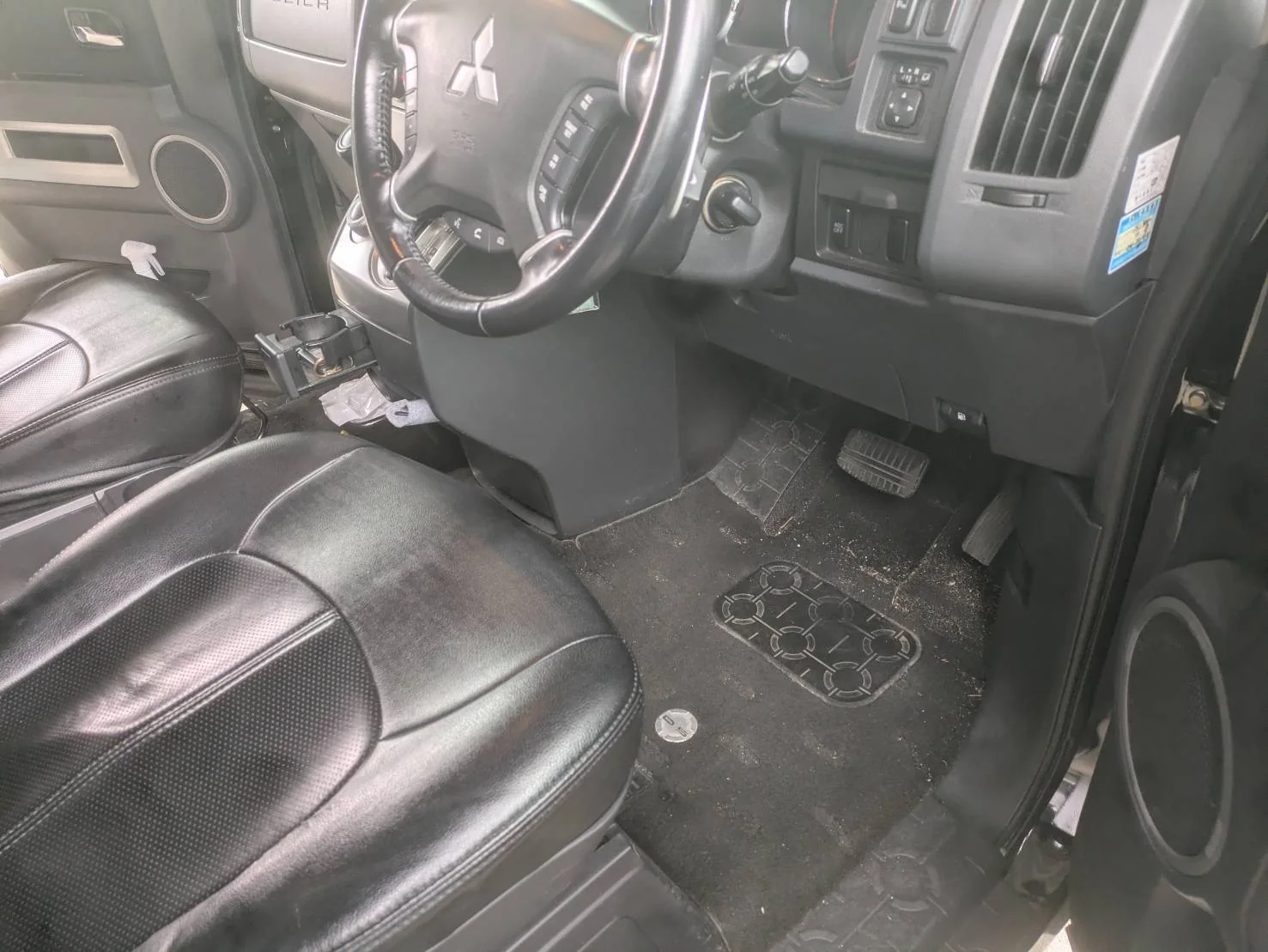 清掃前の三菱デリカ運転席足元の床まわり