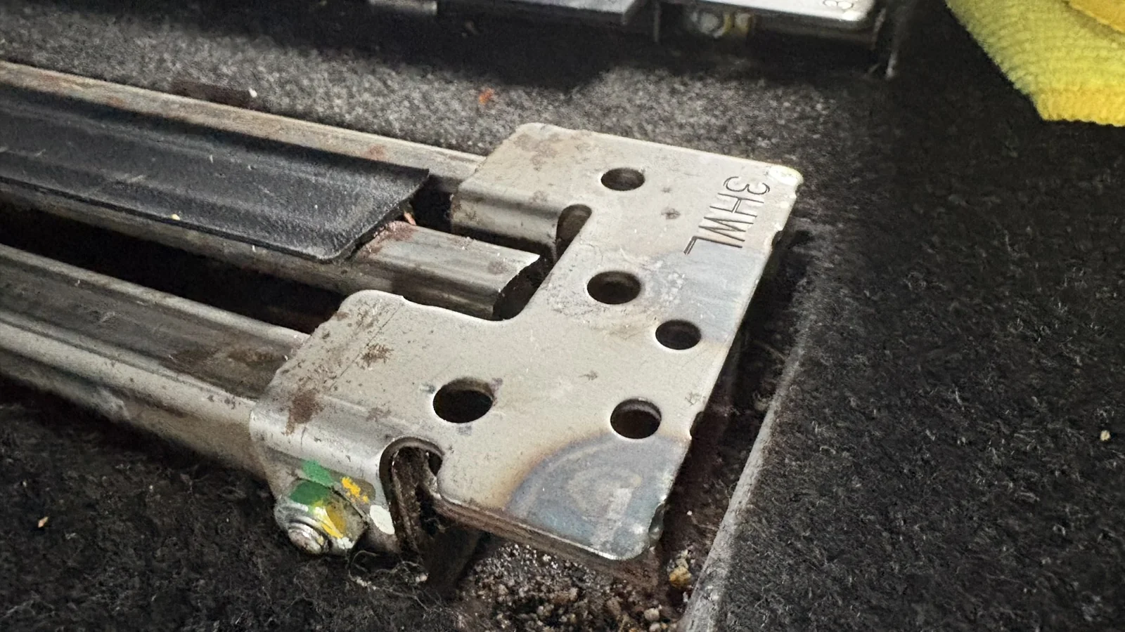 三菱デリカ座席レール金具付近の細部清掃前