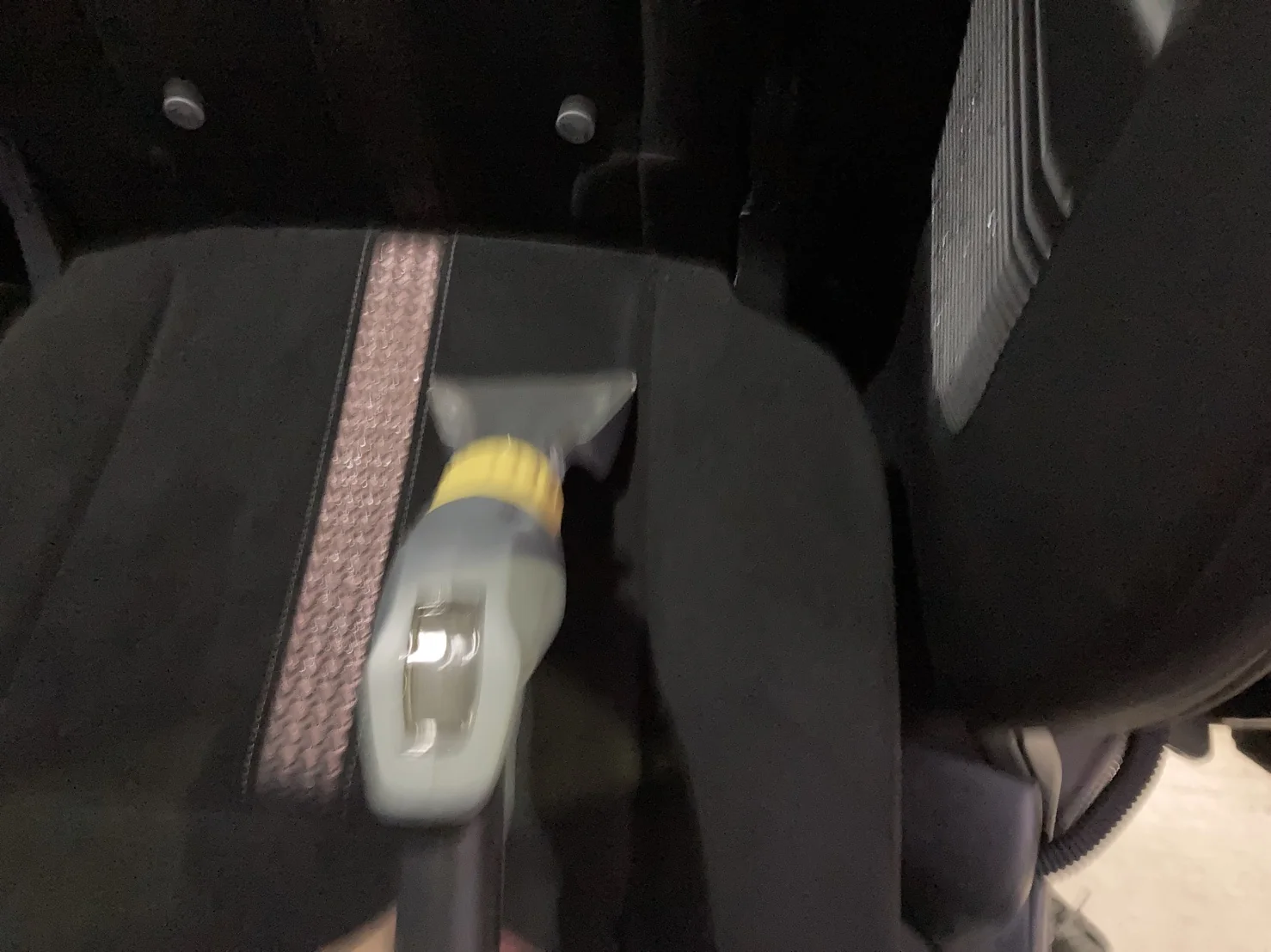 ホンダ N-BOXカスタム後部座席の洗浄吸引作業