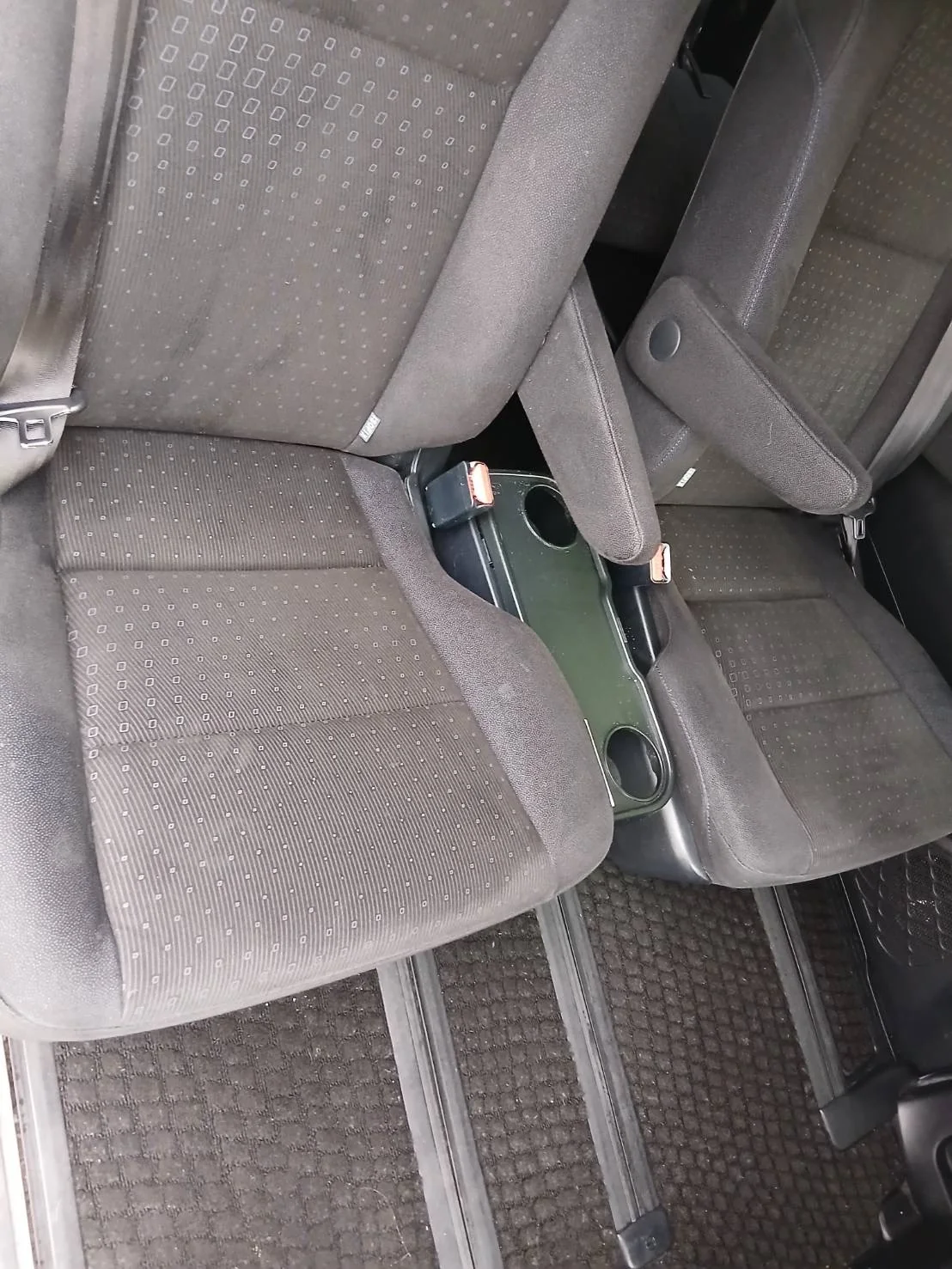 清掃後のトヨタ ヴォクシー車内シートまわり