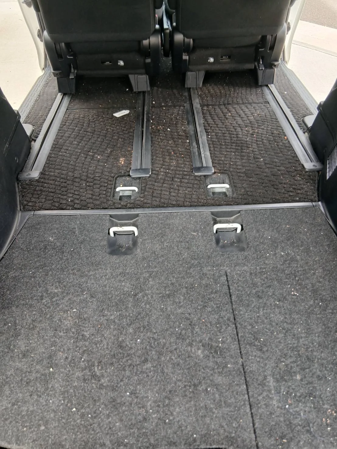清掃前のトヨタ ヴォクシー車内マットとフロアの汚れ
