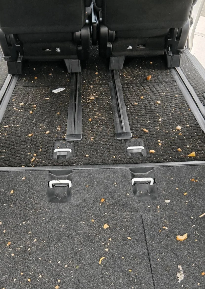 清掃前のトヨタ ヴォクシー車内マットの食べこぼし汚れ