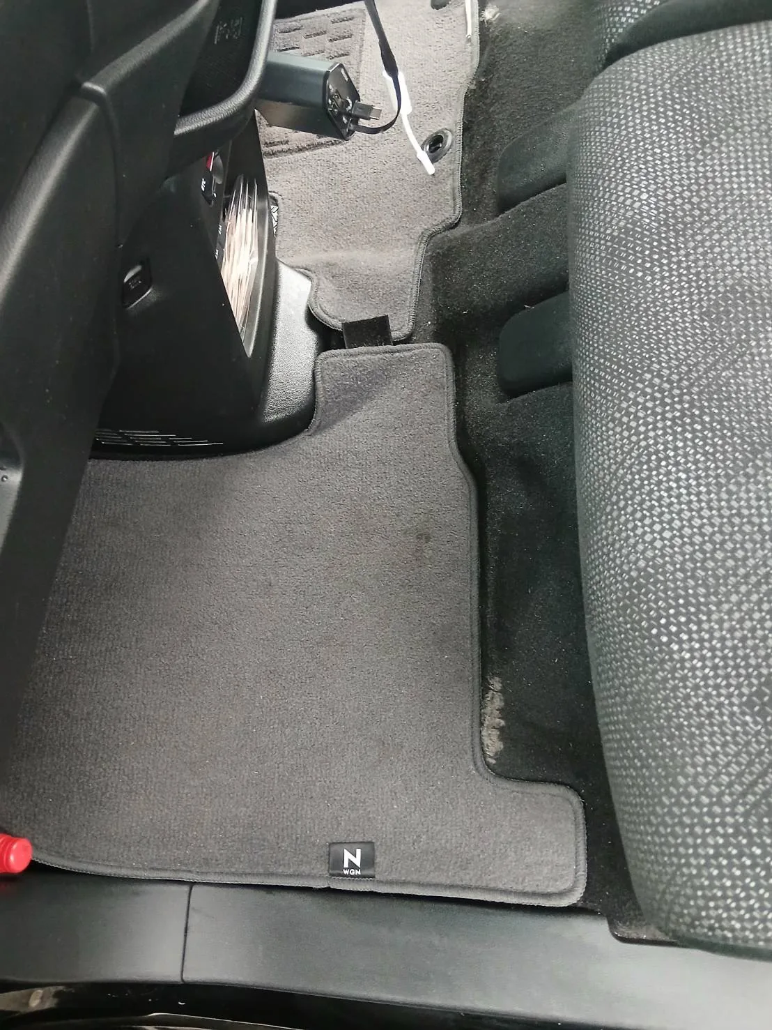 ホンダ N-WGN後部座席まわりのフロア清掃箇所