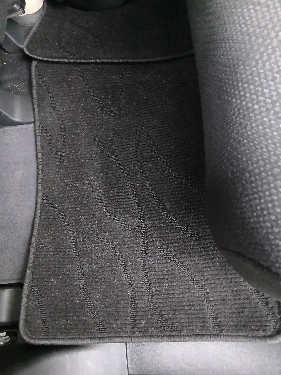ホンダ N-WGN後部座席足元のフロアマット清掃箇所