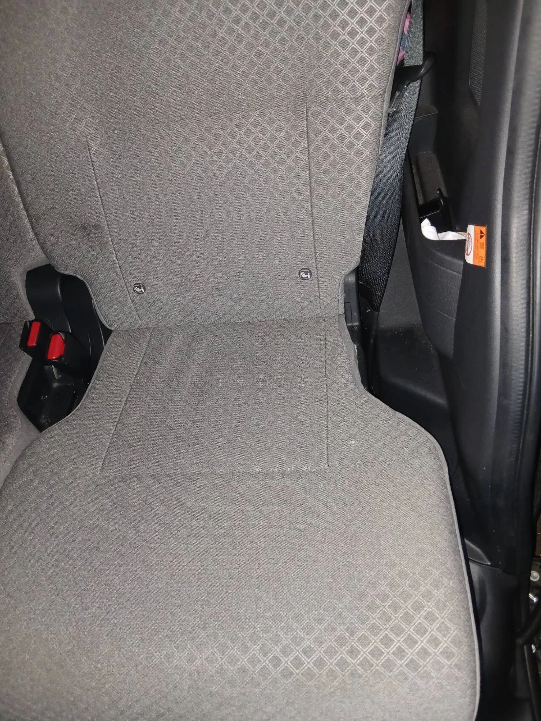 清掃後のダイハツ タント後部座席全体