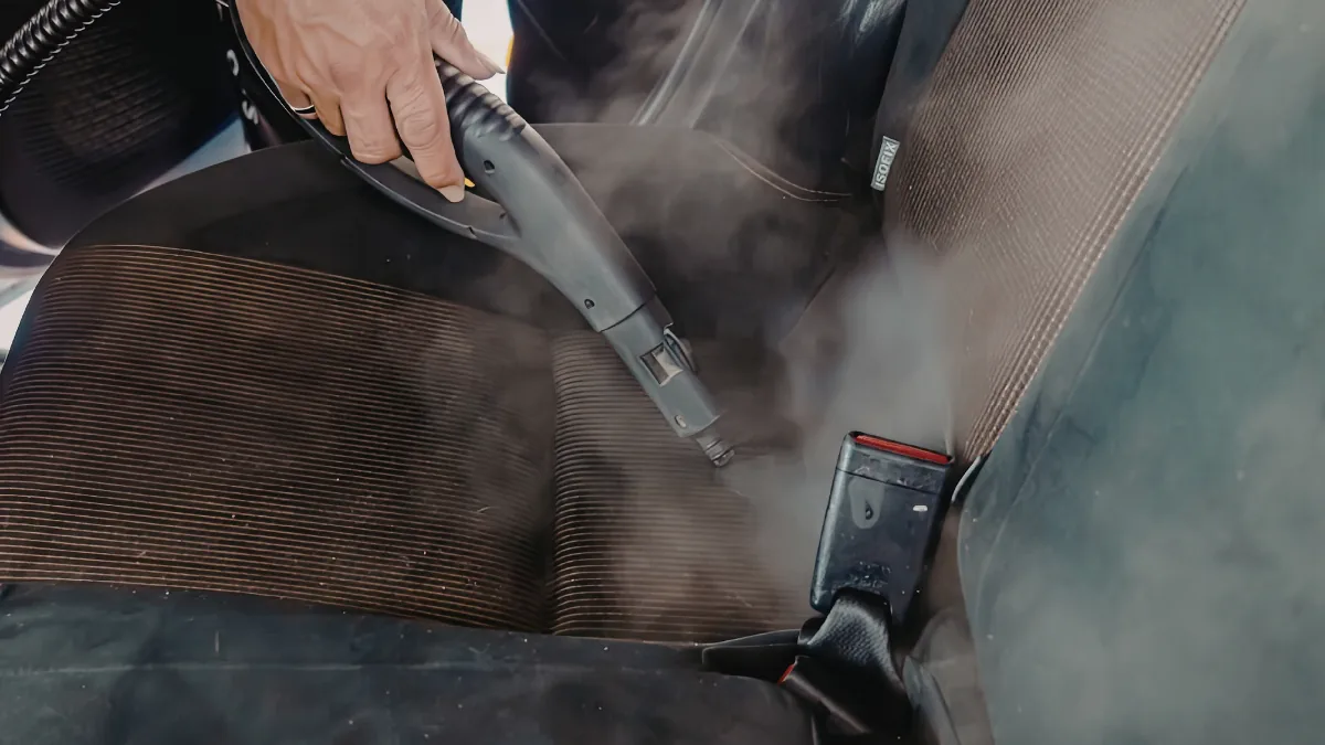 シートをスチーム洗浄する車内クリーニング作業