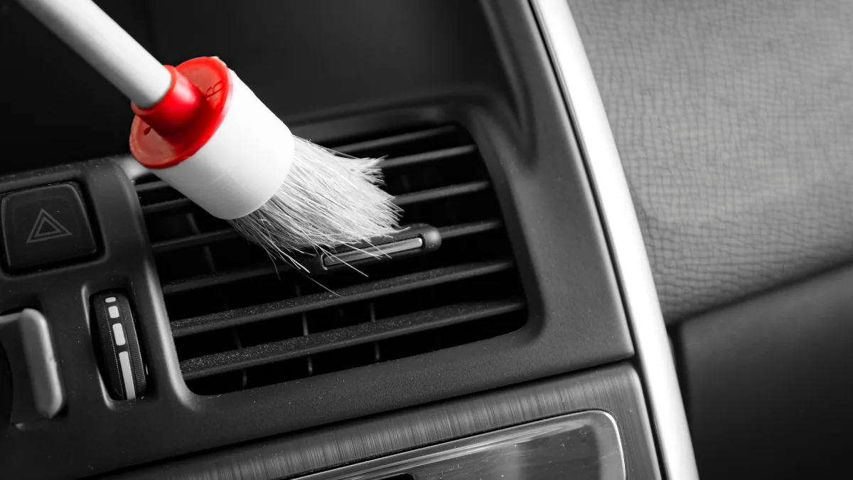 エアコン吹き出し口など細部を清掃する車内クリーニング