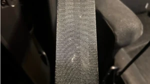 嘔吐汚れが付いた車のシートベルトの清掃前イメージ
