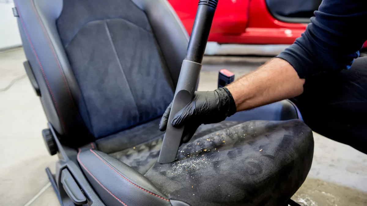 車のシートを清掃している作業イメージ