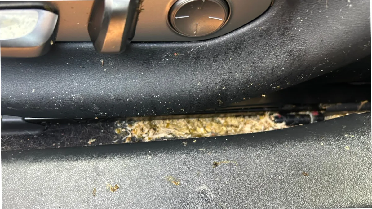 車内の座席すき間に残った汚れのイメージ
