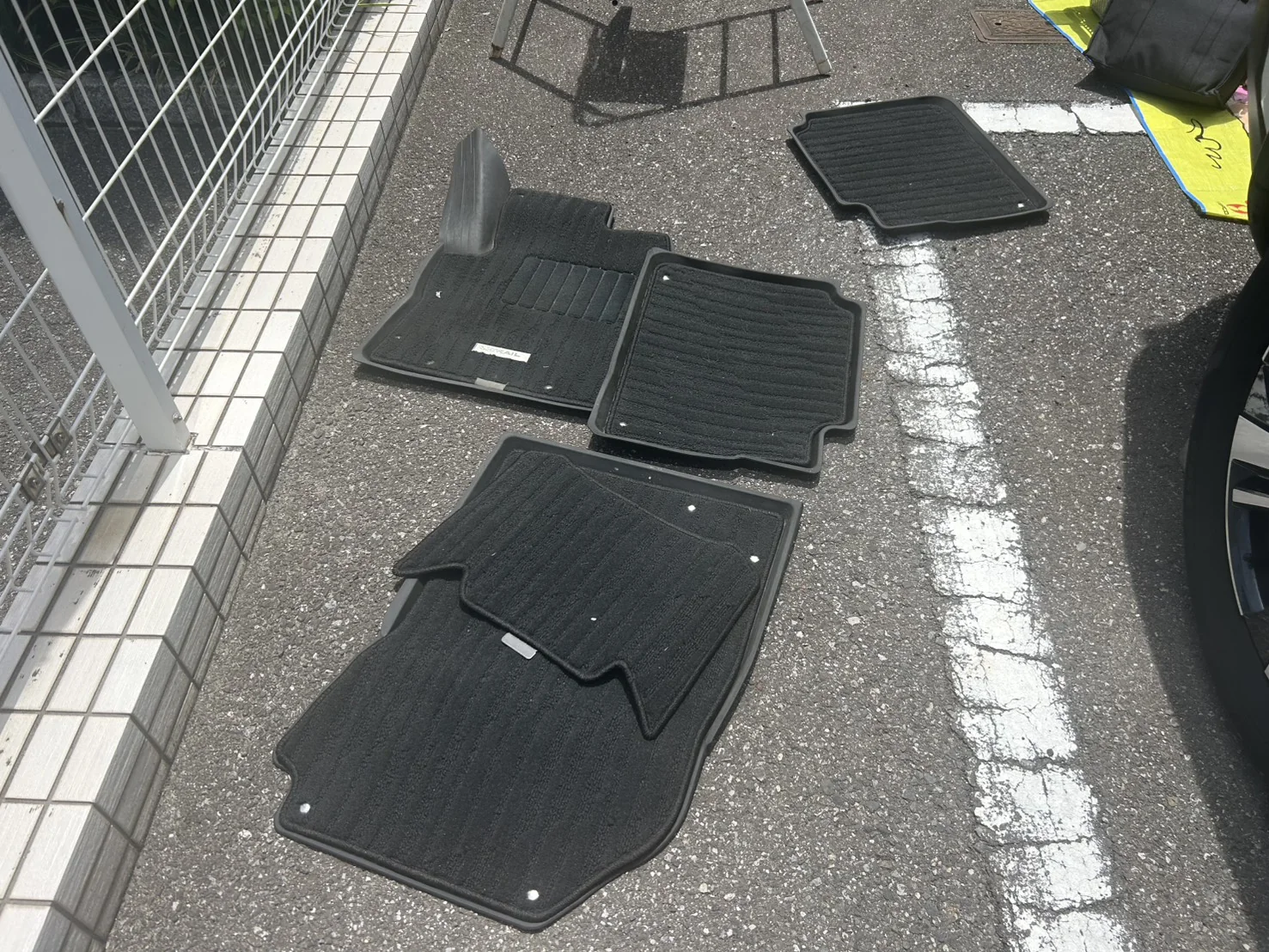 清掃後の日産 エクストレイルのフロアマット