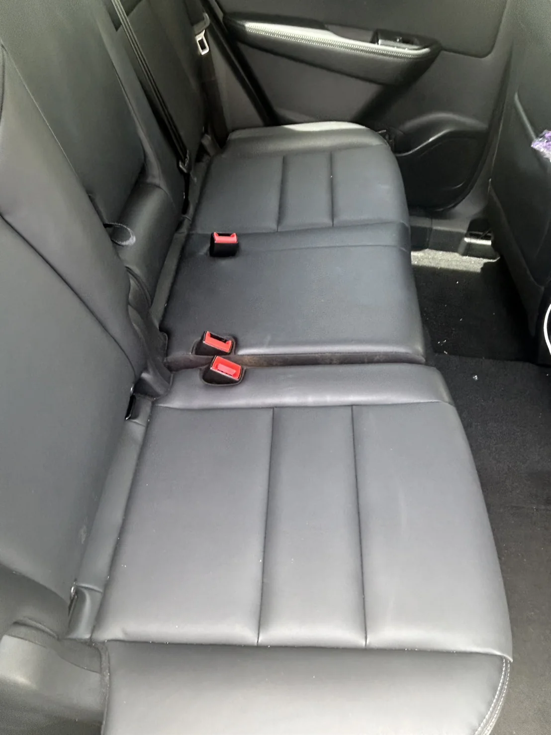 清掃後の日産 エクストレイル後部座席全体