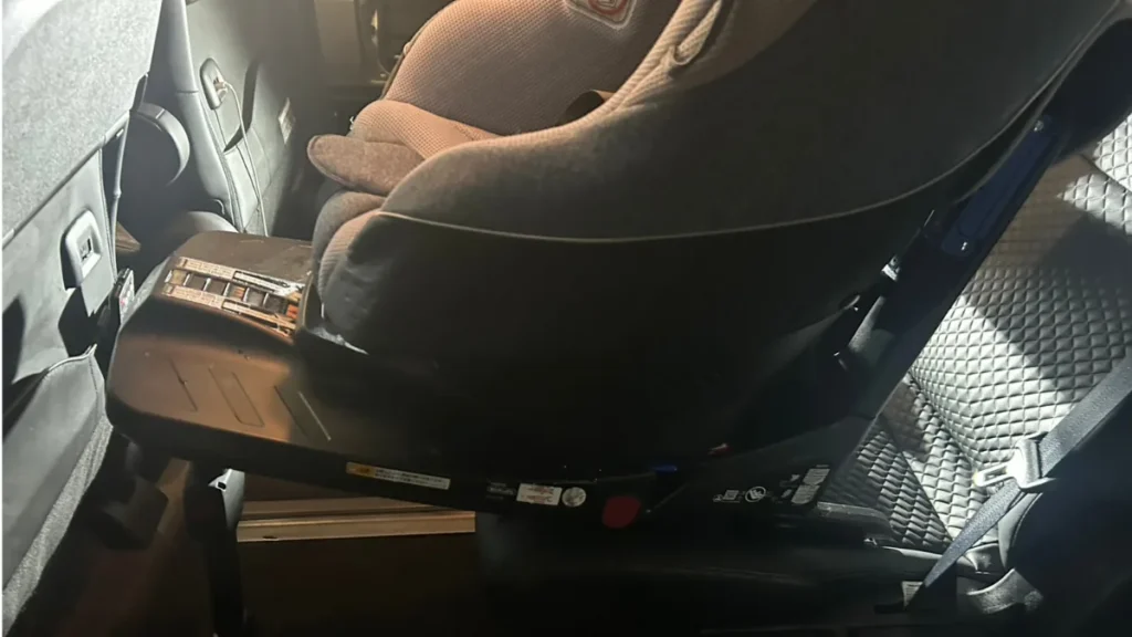 車内のチャイルドシート周辺を確認している清掃前イメージ