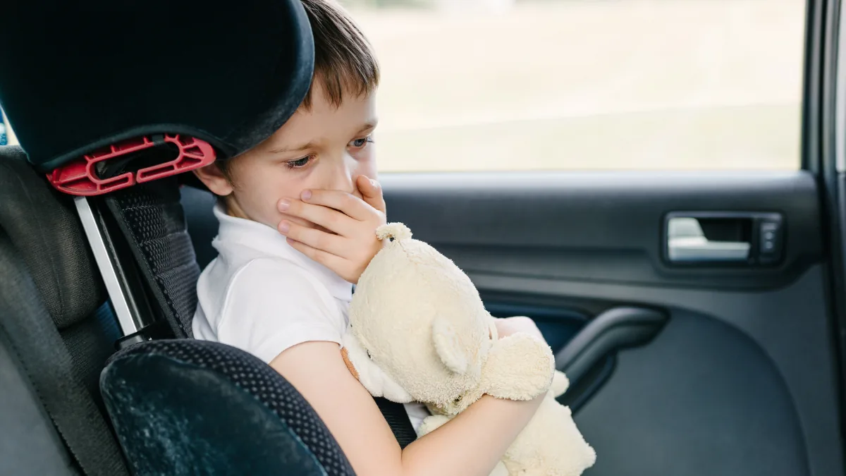車内で気分が悪くなった子どものイメージ