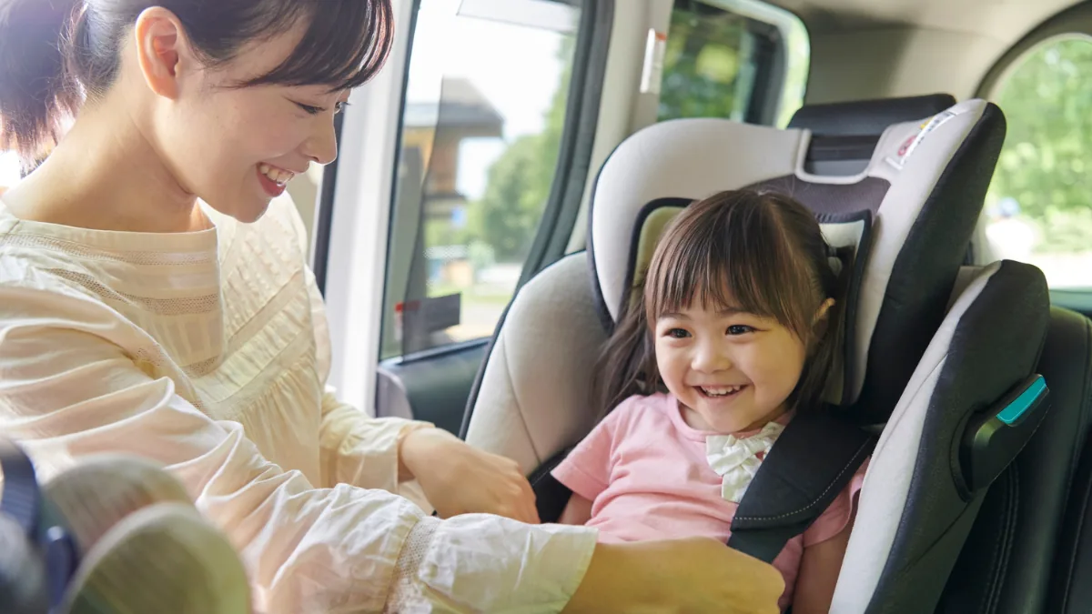 チャイルドシートに座る子どもと保護者のイメージ