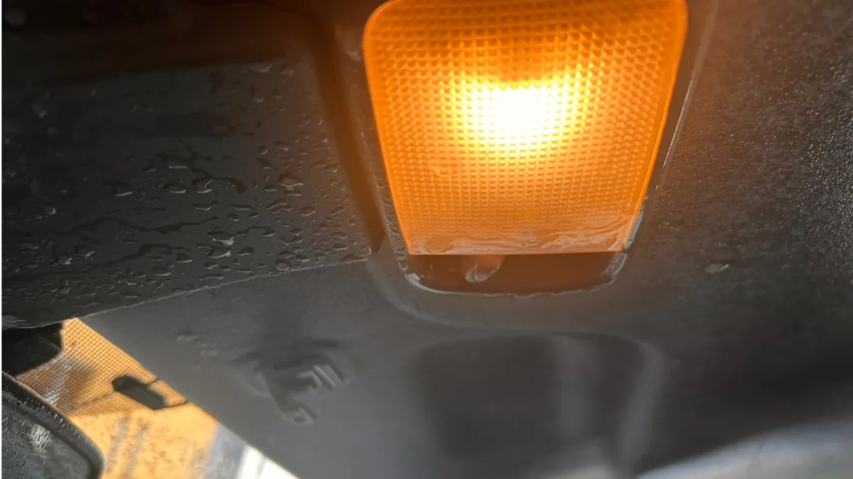 車内天井ライト周辺に付いた水滴と内装汚れの確認イメージ