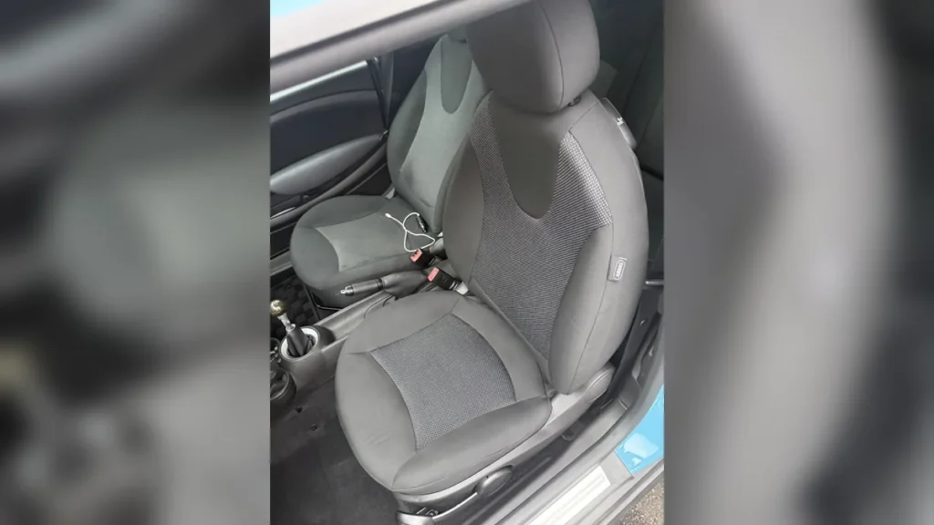 静岡市で車内清掃を行ったミニクーパーの清掃後フロントシート