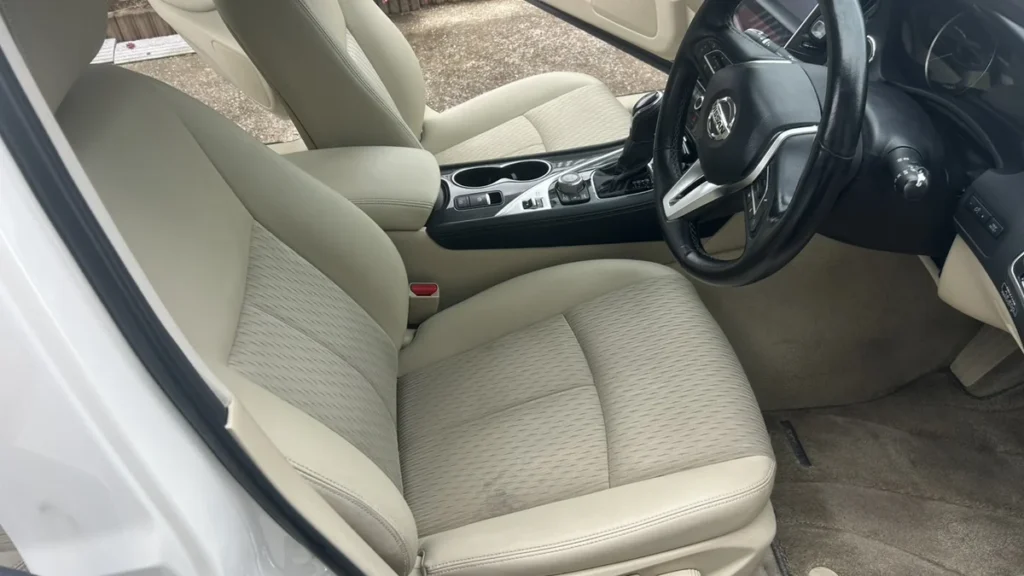 船橋市で車内清掃を行ったV37スカイラインの清掃後前席