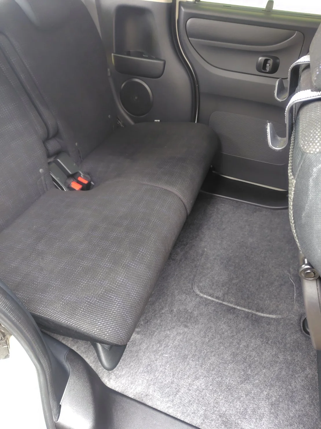 清掃後のホンダ N-BOX後部座席とフロア