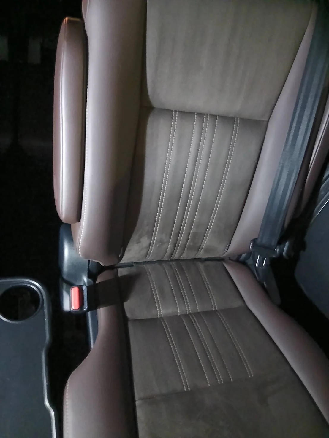 トヨタ エスクァイア2列目シートの嘔吐清掃前の状態