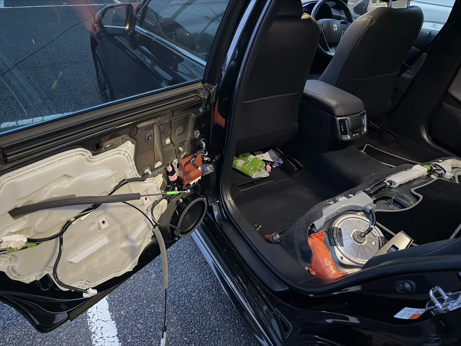 ドア内張りを外して確認しているトヨタ クラウン車内