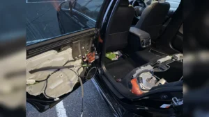 ドア内張りを外して清掃しているトヨタ クラウン車内