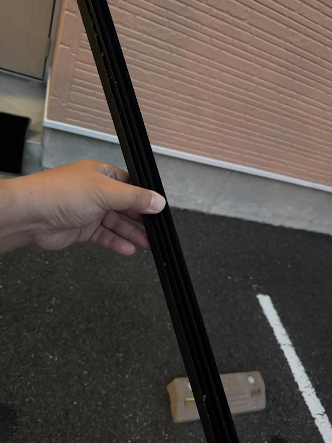 清掃前のトヨタ クラウンドア隙間に残った汚れ