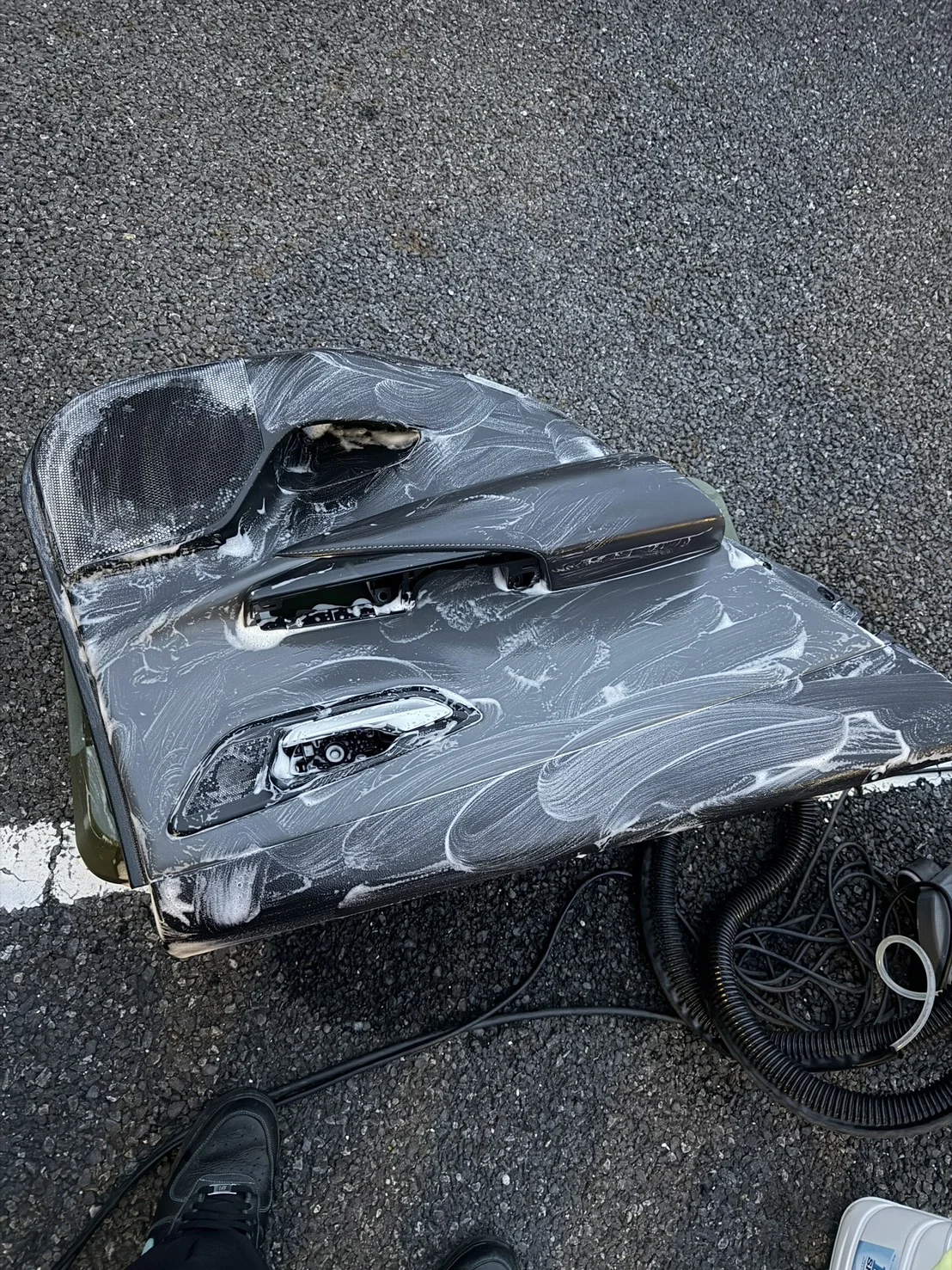 取り外したトヨタ クラウンのドア内張り洗浄中
